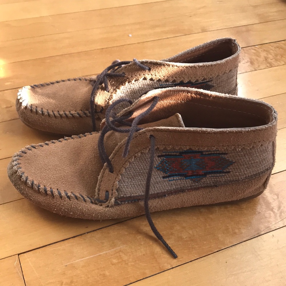 Women’s Minnetonka Size 6 Tribal Pattern Shoes
